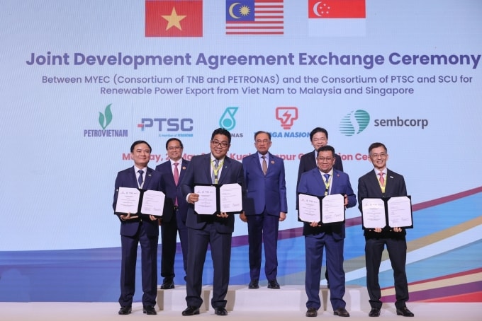 Thủ tướng ba nước Việt Nam - Malaysia - Singapore chứng kiến lễ ký thoả thuận hợp tác về xuất khẩu điện, ngày 26/5. Ảnh: VGP