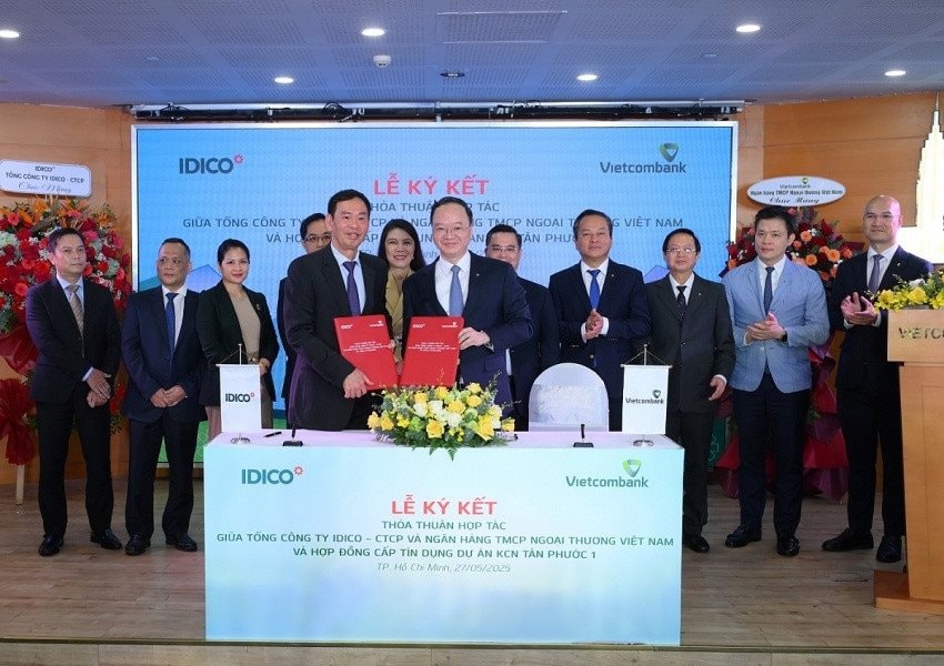 dautu.kinhtechungkhoan.vn-stores-news_dataimages-2025-052025-28-10-in_article-_vcb-ky-ket-voi-idico-1-compressed20250528102237.jpg
