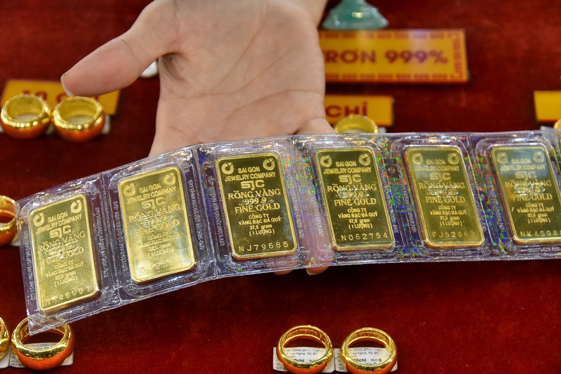 Chuyên gia lý giải nguyên nhân giá vàng trong nước giảm chậm, hồi phục nhanh