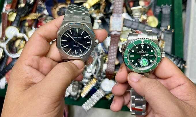 Đồng hồ nghi giả nhãn hiệu Rolex tại Saigon Square. Ảnh: Quản lý thị trường