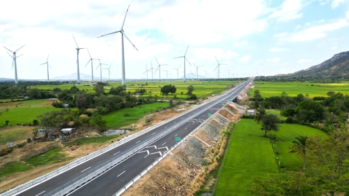Cánh đồng điện gió huyện Thuận Bắc, tỉnh Ninh Thuận dọc cao tốc Cam Lâm - Vĩnh Hảo vào tháng 4.2024. Ảnh: Việt Quốc