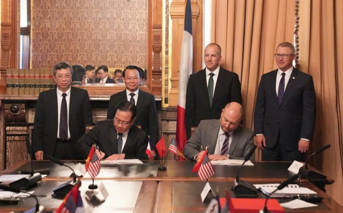 Lãnh đạo Bộ Nông nghiệp và Môi trường Việt Nam và Bộ Nông nghiệp bang Iowa chứng kiến lễ ký kết Bản ghi nhớ hợp tác thương mại nông lâm thủy sản. Ảnh: Bộ Nông nghiệp và Môi trường
