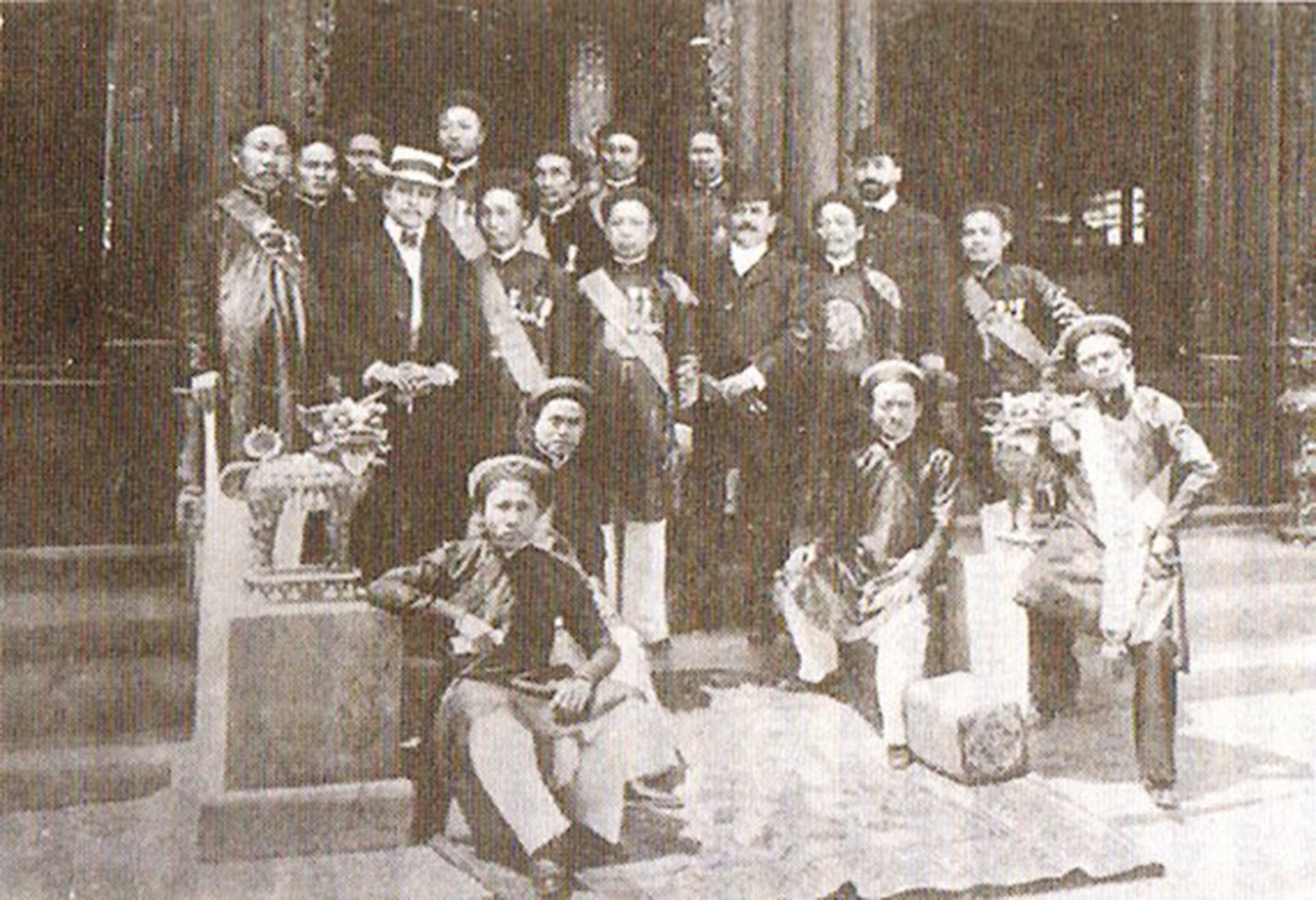 nguyen-van-vinh-va-phai-doan-viet-nam-tai-hoi-cho-marseillse-nam-1906.jpg