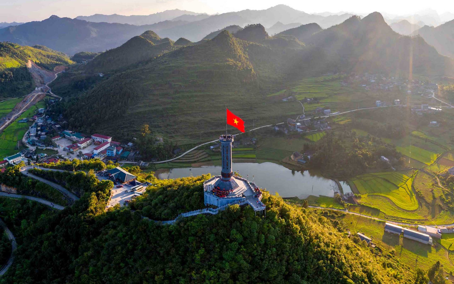 Tạm dừng đón khách tham quan cột cờ Lũng Cú