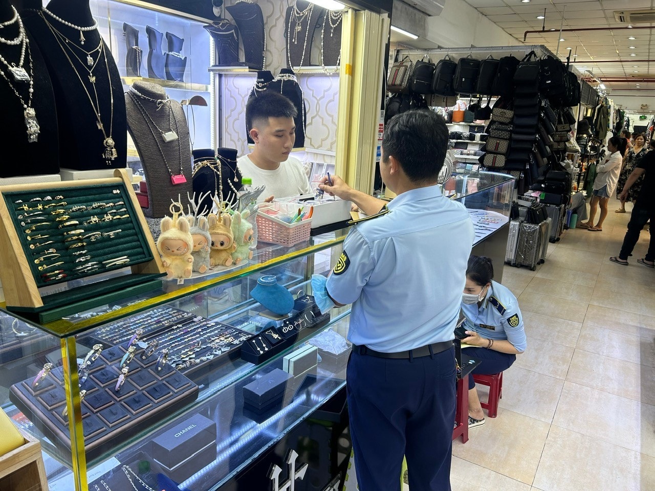 TP.HCM: Đẩy mạnh kiểm tra, xử lý VPHC về kinh doanh hàng giả, hàng buôn lậu hàng không rõ nguồn gốc xuất xứ - Trang thông tin điện tử Cục Quản lý