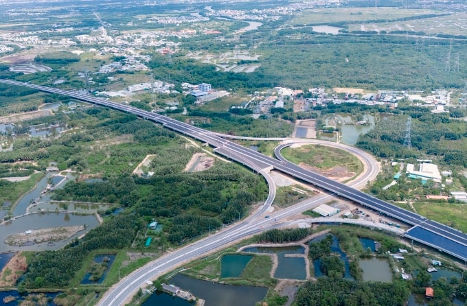 Cao tốc Bến Lức - Long Thành đoạn đi qua huyện Bình Chánh, tháng 4/2025. Ảnh: Hạ Giang
