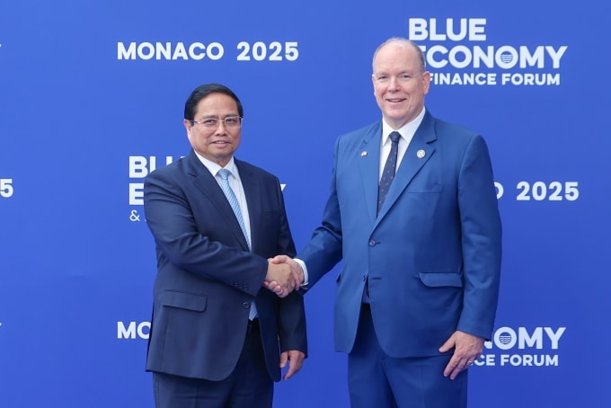 Hoàng thân Monaco Albert II đón Thủ tướng Phạm Minh Chính tại Trung tâm Hội nghị Grimaldi ở Monaco ngày 8/6. Ảnh: VGP