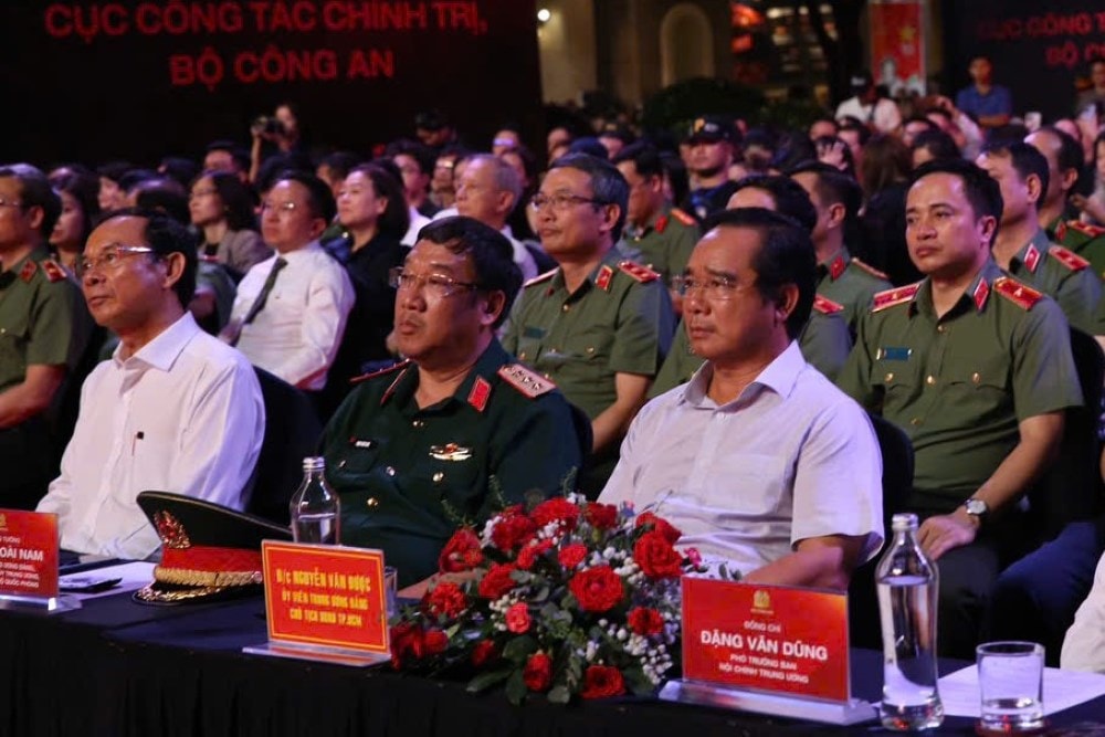 Các đồng chí lãnh đạo Bộ Công an, Thành ủy - UBND TPHCM, Bộ Quốc phòng... dự chương trình Gala âm nhạc. Ảnh: Thanh Tàu