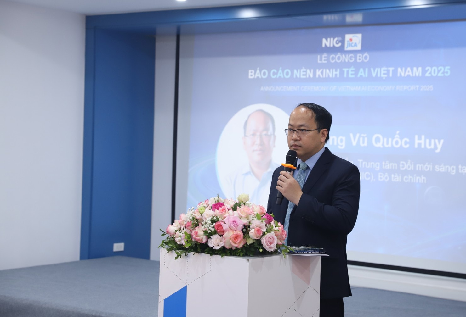 Ông Vũ Quốc Huy - Giám đốc Trung tâm Đổi mới sáng tạo Quốc gia phát biểu khai mạc buổi lễ. Ảnh: Quang Hùng