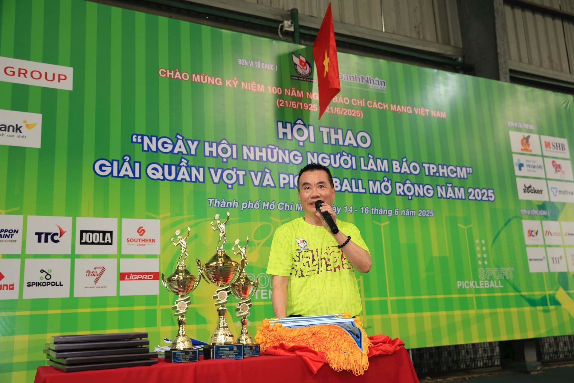 Ông Dương Vũ Thông - Phó chủ tịch Thường trực Hội Nhà báo TP.HCM, đồng Trưởng Ban tổ chức phát biểu khai mạc Hội thao
