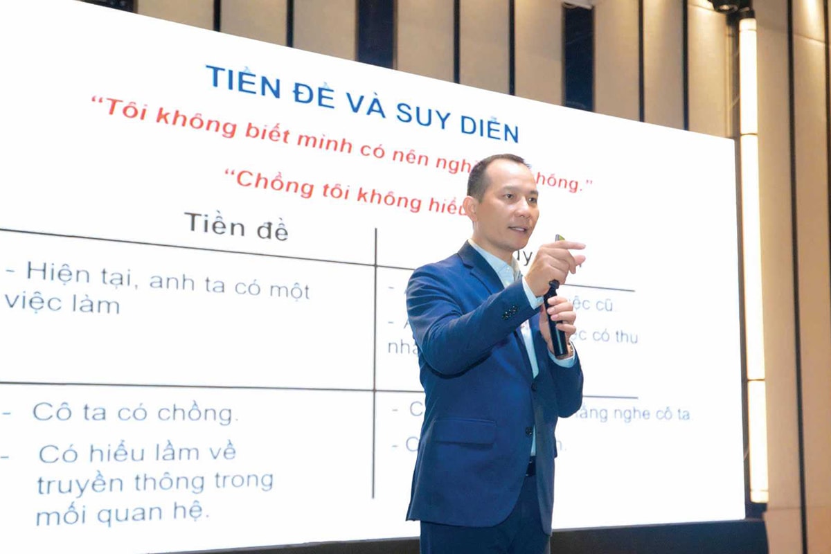 Hình 3_ Ông Nguyễn Xuân Hương huấn luyện NLP cho khối kinh doanh của một tập đoàn nước ngoài về giao tiếp và chăm sóc khách hàng
