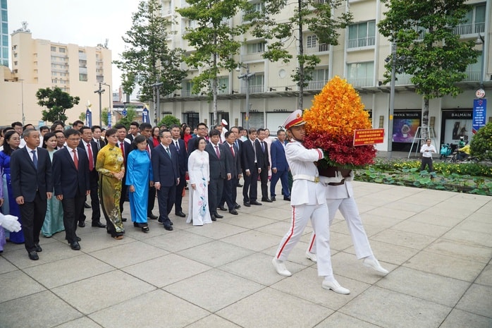 Đoàn lãnh đạo, đại biểu, báo chí TP HCM dâng hoa tưởng niệm Chủ tịch Hồ Chí Minh- Ảnh 1.