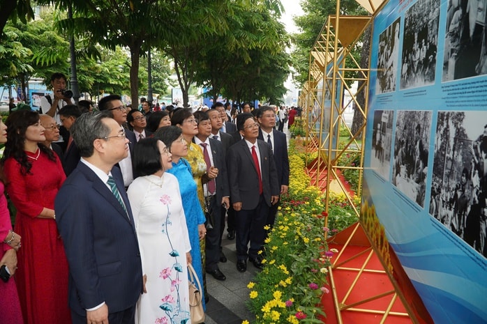 Đoàn lãnh đạo, đại biểu, báo chí TP HCM dâng hoa tưởng niệm Chủ tịch Hồ Chí Minh- Ảnh 6.