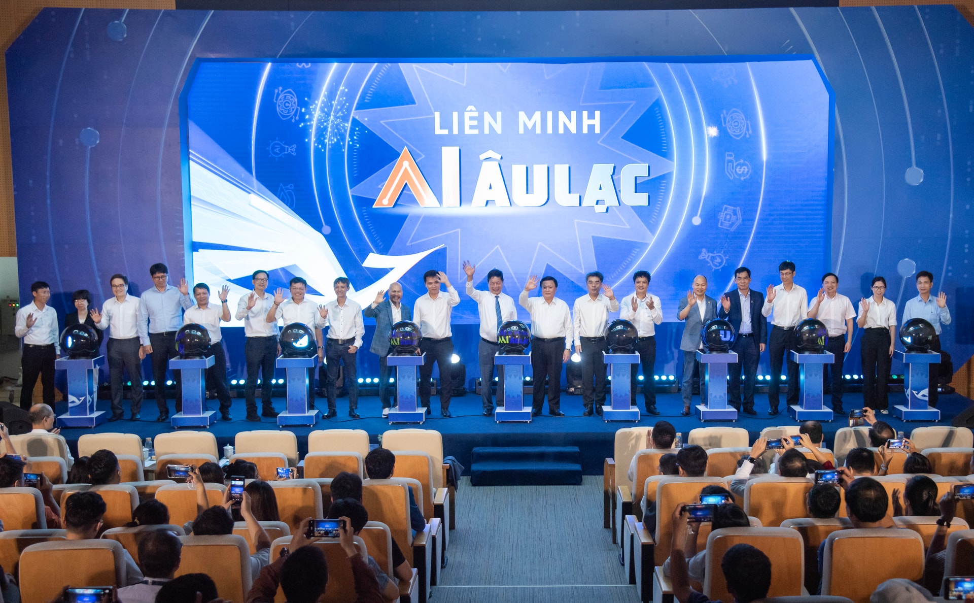 Hơn 20 thành viên đầu tiên của Liên minh AI Âu Lạc tại lễ ra mắt