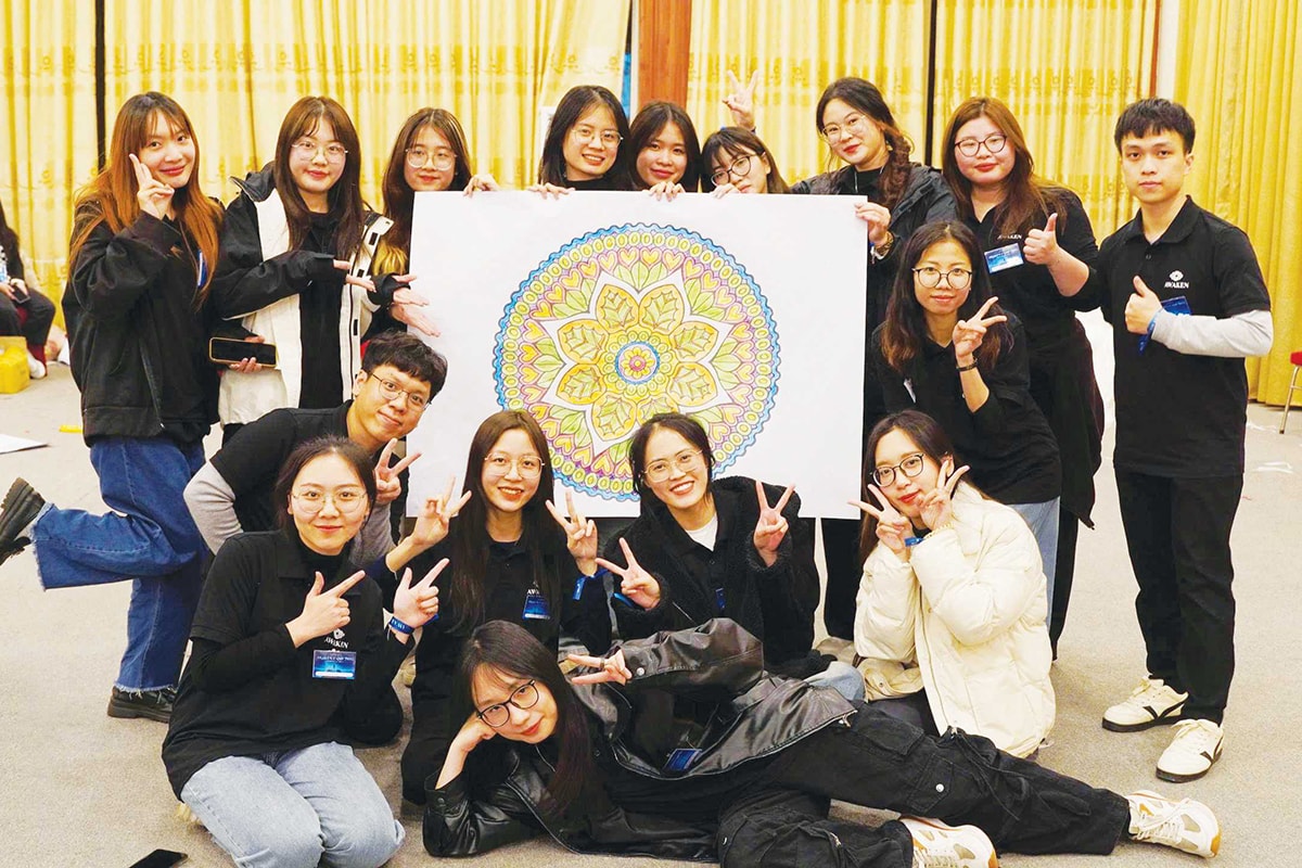 Hình 1_ Chơi và sáng tạo với nghệ thuật (Art Therapy) được đưa vào đào tạo chuyển hóa