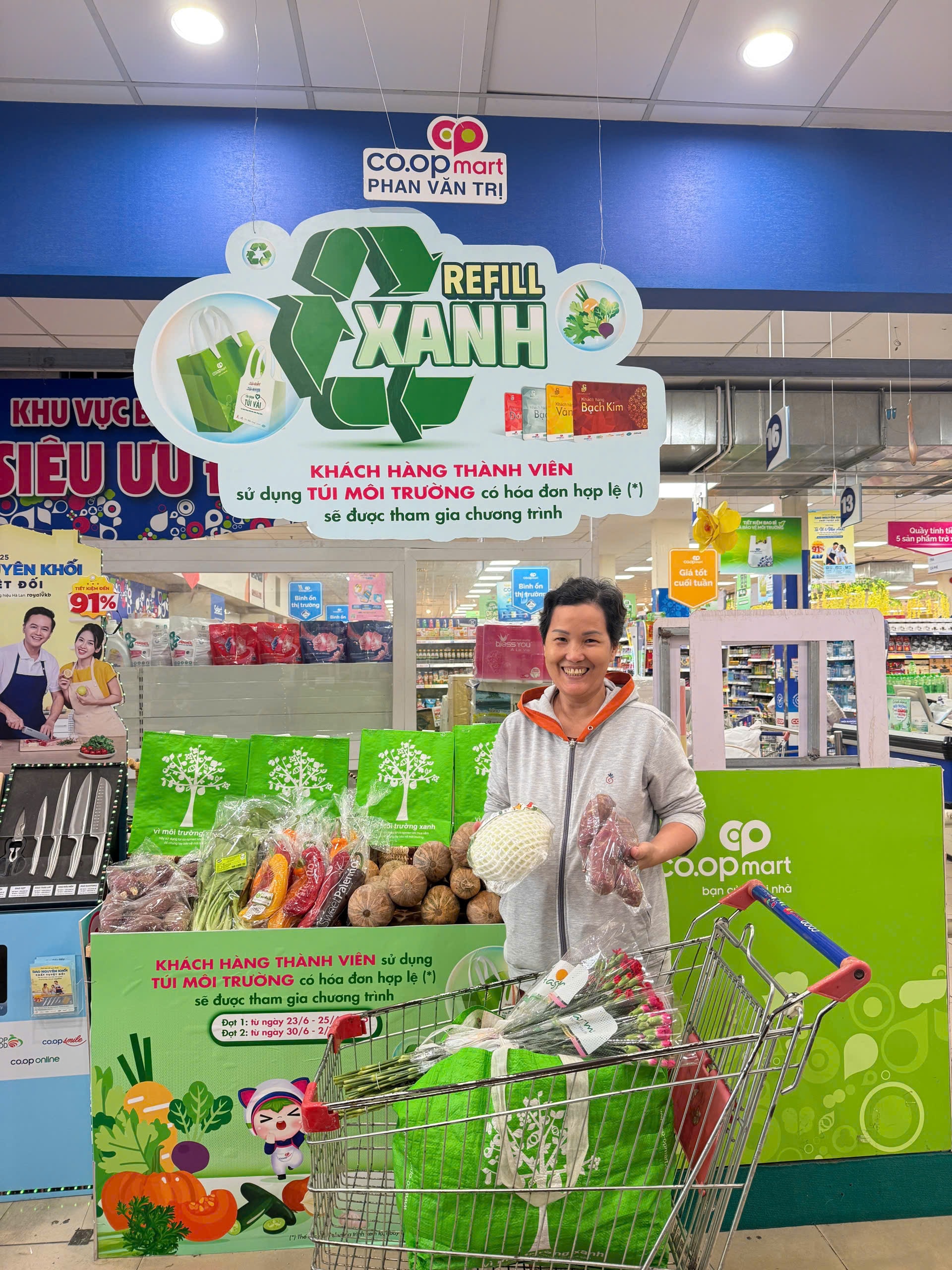 Khách hàng phấn khởi khi tham gia chương trình Refill xanh