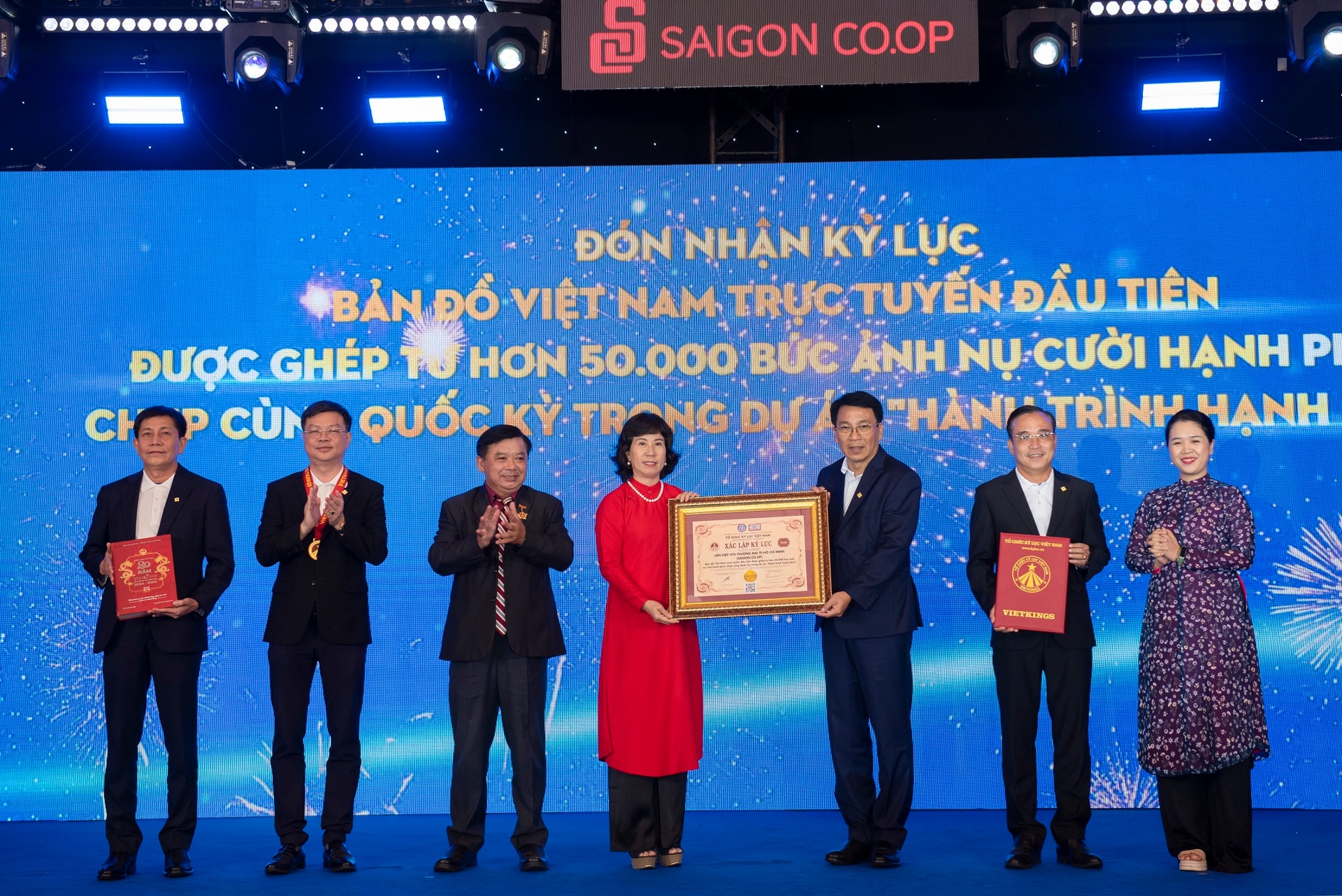SAIGON CO.OP ĐÓN NHẬN KỶ LỤC VIỆT NAM-BẢN ĐỒ VIỆT NAM TRỰC TUYẾN ĐƯỢC GHÉP TỪ 50.000 NỰ CƯỜI HẠNH PHÚC CHỤP CÙNG QUỐC KỲ