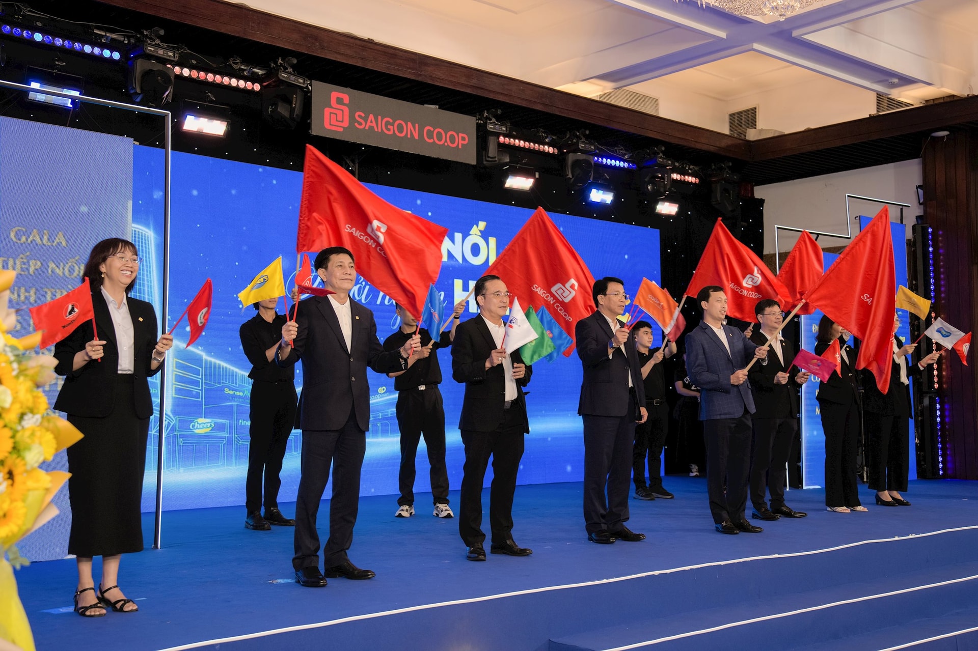 BAN LÃNH ĐẠO SAIGON CO.OP THỰC HIỆN NGHI THỨC PHẤT CỜ QUYẾT TÂM ĐỒNG LÒNG (1)