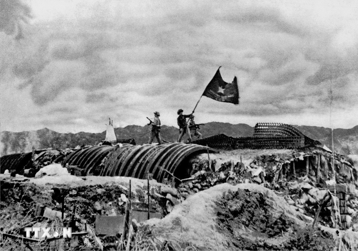 Hình ảnh Lá cờ “Quyết chiến - Quyết thắng” tung bay trên nóc hầm Tướng De Castries, chiều 7/5/1954 là hình ảnh biểu tượng của Chiến thắng lịch sử Điện Biên Phủ. (Ảnh: Triệu Đại/TTXVN) ttxvn-bao-chi-cach-mang-viet-nam-mot-the-ky-dong-hanh-cung-dan-toc-8100987-4.jpg