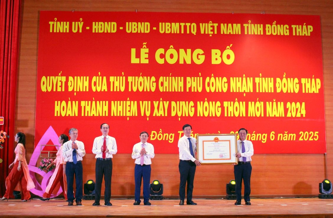Phó Chủ tịch Quốc hội Lê Minh Hoan trao Quyết định của Thủ tướng Chính phủ Công nhận tỉnh Đồng Tháp “Hoàn thành nhiệm vụ xây dựng nông thôn mới năm 2024“. Ảnh: Lâm Điền