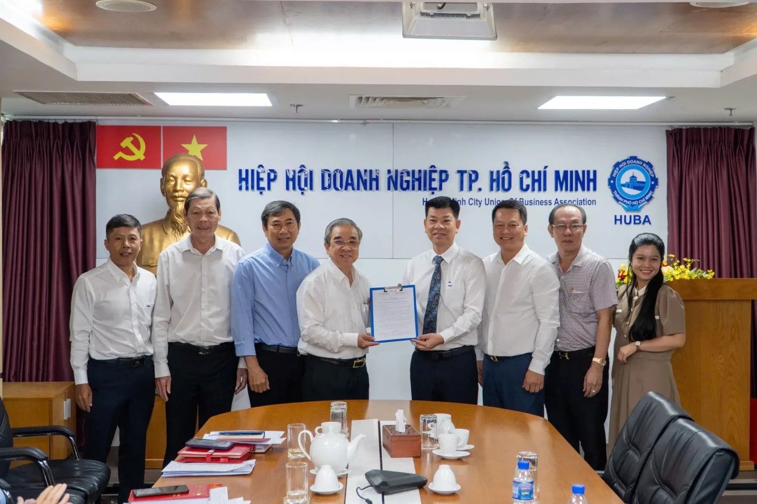 HUBA-trao-quyet-dinh-thanh-lap-H (1)