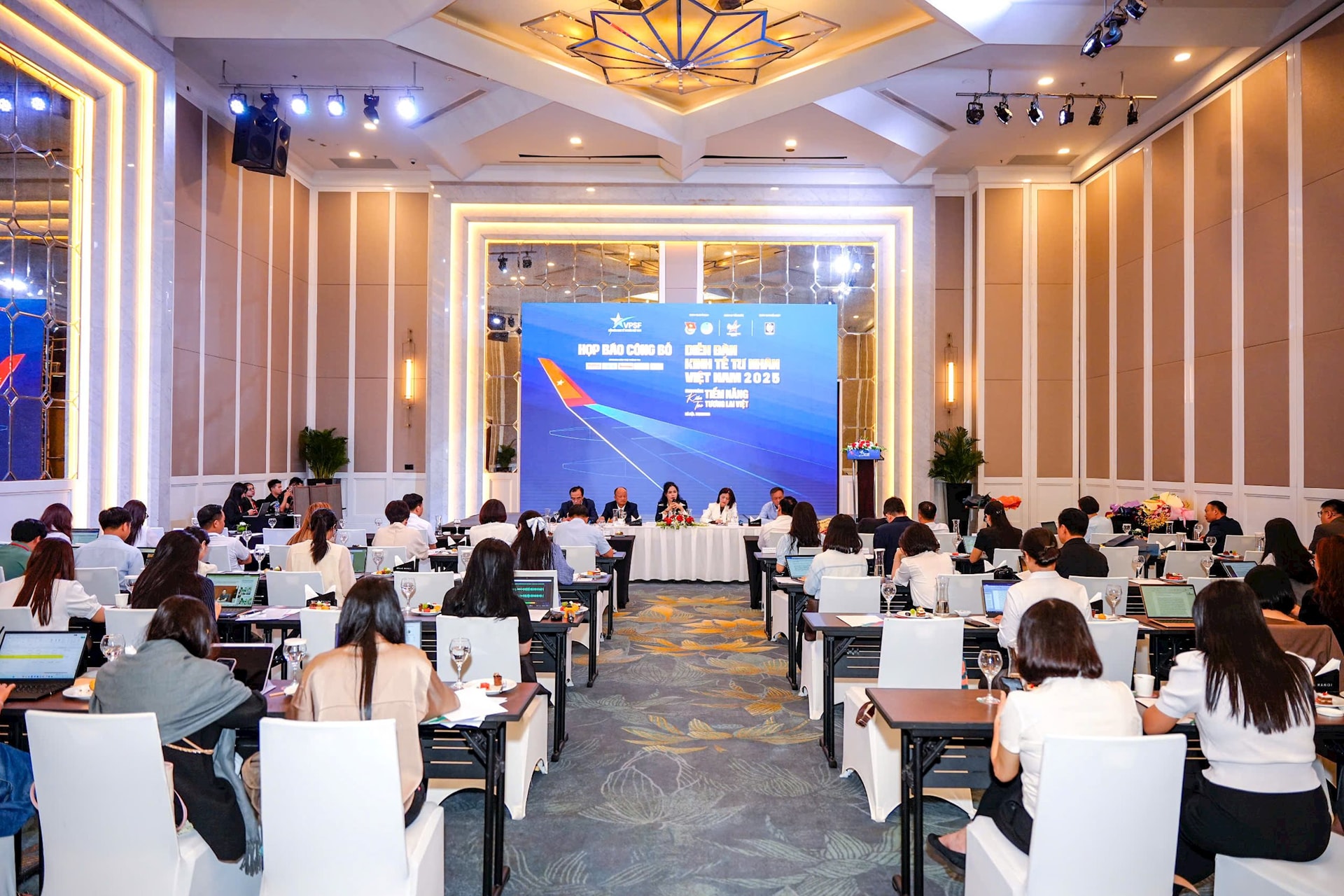 quang cảnh chương trình họp báo