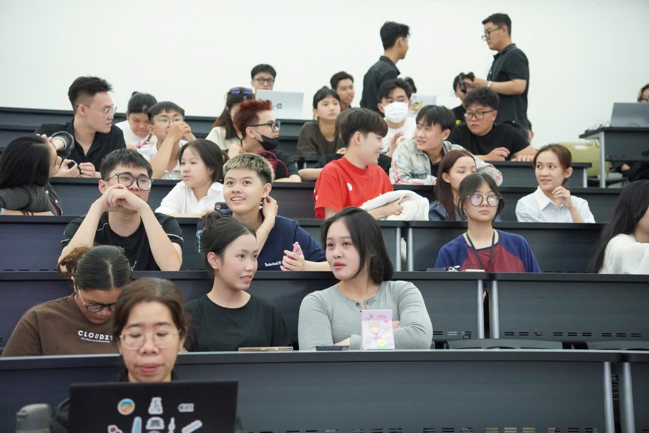 Hơn 300 sinh viên, thí sinh và đại diện doanh nghiệp tham dự