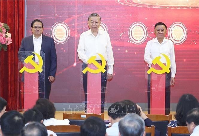 Tổng Bí thư Tô Lâm, Thủ tướng Phạm Minh Chính và Thường trực Ban Bí thư Trần Cẩm Tú thực hiện nghi thức ra mắt 3 nền tảng số phục vụ triển khai Nghị quyết 57-NQ/TW. Ảnh: Thống Nhất/TTXVN