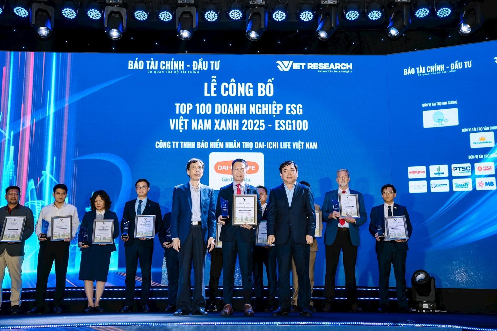Hình nhận giải ESG100