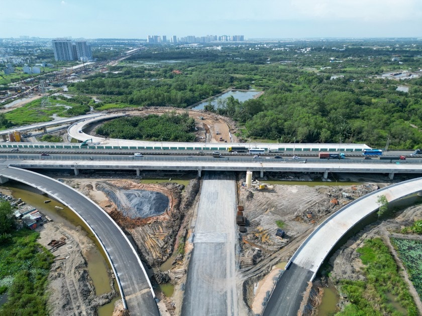 Dự án đường Vành đai 3 TP HCM dài hơn 47 km, trong đó đoạn đi qua TP Thủ Đức gần 14 km, được xây dựng trên cao với quy mô 4 làn xe trong giai đoạn 1. Tuyến đường bắt đầu từ nút giao với cao tốc TP HCM - Long Thành - Dầu Giây, đi qua địa bàn TP Thủ Đức và kết thúc tại nút giao Tân Vạn, giáp ranh tỉnh Bình Dương.