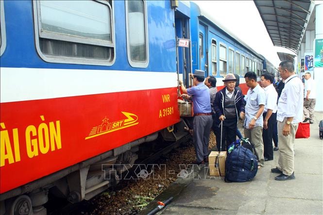 Các tàu qua ga Vinh tăng toa do sân bay đóng cửa nâng cấp | baotintuc.vn