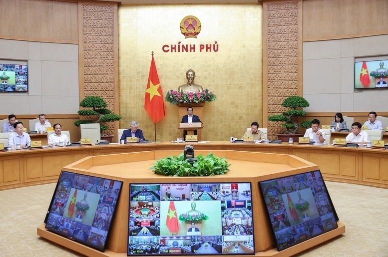 Thủ tướng yêu cầu giải ngân 100% vốn đầu tư công để đạt mục tiêu tăng trưởng GDP cả năm từ 8% và hoàn thành xóa nhà tạm, nhà dột nát trên cả nước, xây dựng ít nhất 100.000 căn nhà ở xã hội - Ảnh: VGP/Nhật Bắc