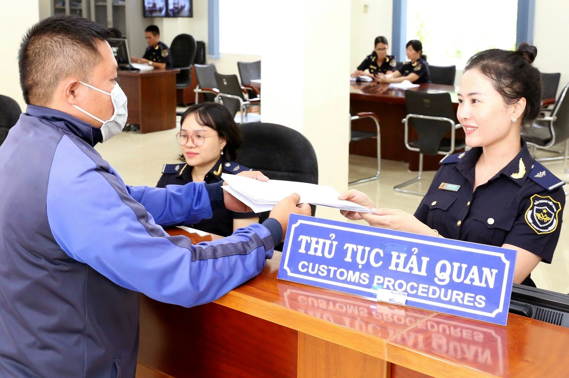 Hỏa tốc hướng dẫn làm thủ tục hải quan với thông tin địa chỉ mới