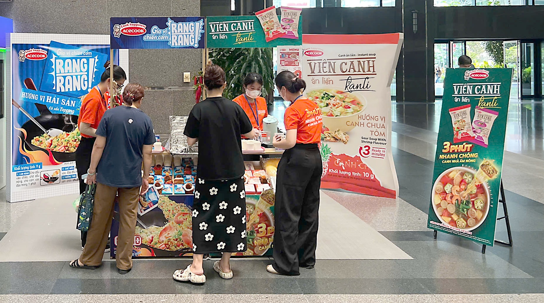 Người tiêu dùng trải nghiệm bộ đôi Viên Canh Kanli và Gia Vị Chiên Cơm Rang Rang