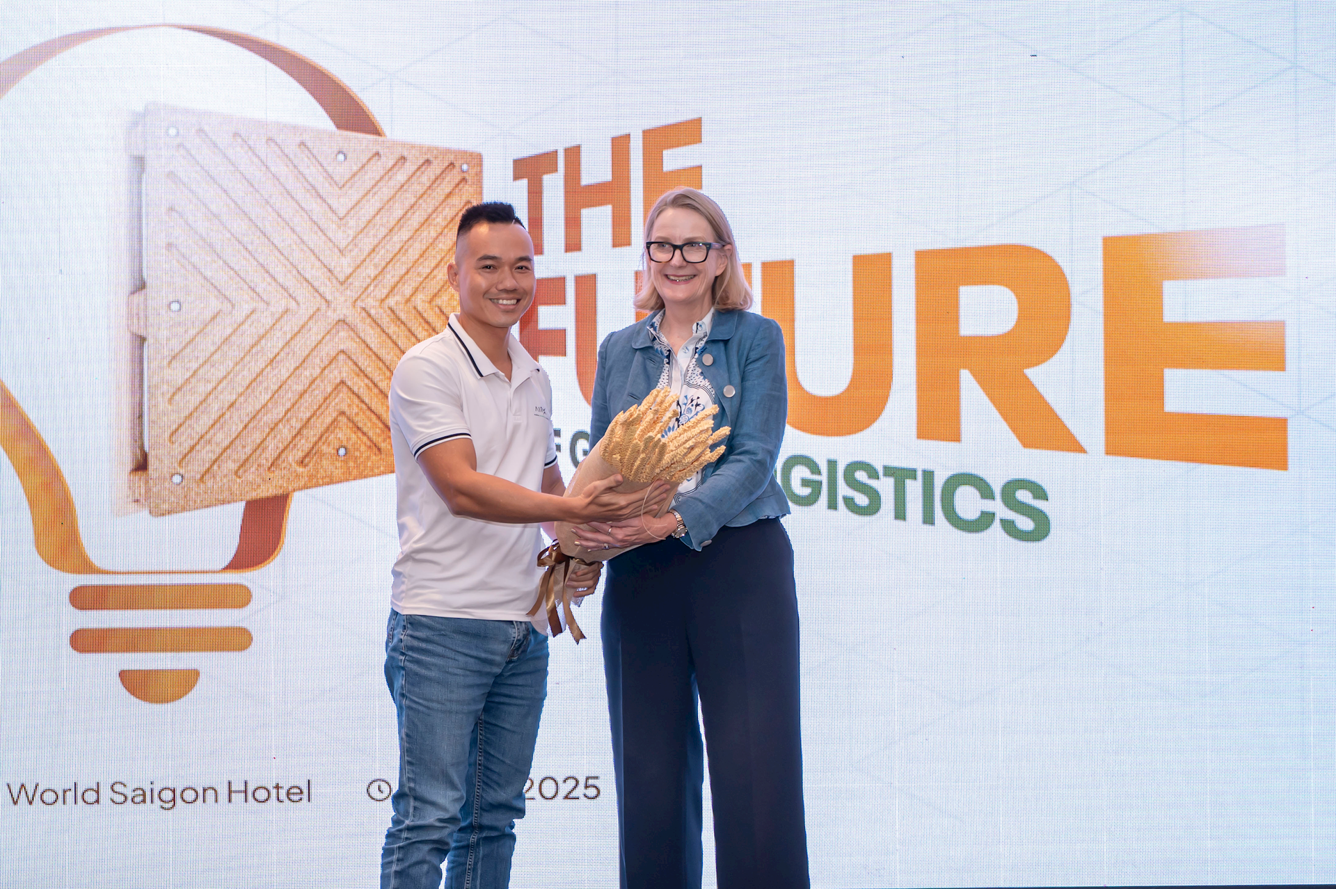 Ông Lê Thanh - CEO & Founder AirX Carbon & NetZero Pallet và cô Sarah Hooper - Tổng Lãnh sự Úc tại TP. Hồ Chí Minh