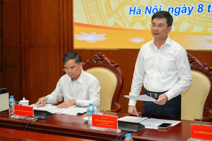 Phó Thống đốc Phạm Thanh Hà trao đổi tại họp báo