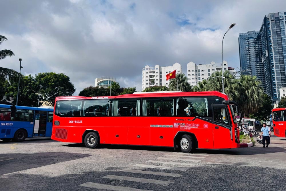 Cận cảnh xe đưa đón cán bộ công chức viên chức đến TPHCM làm việc