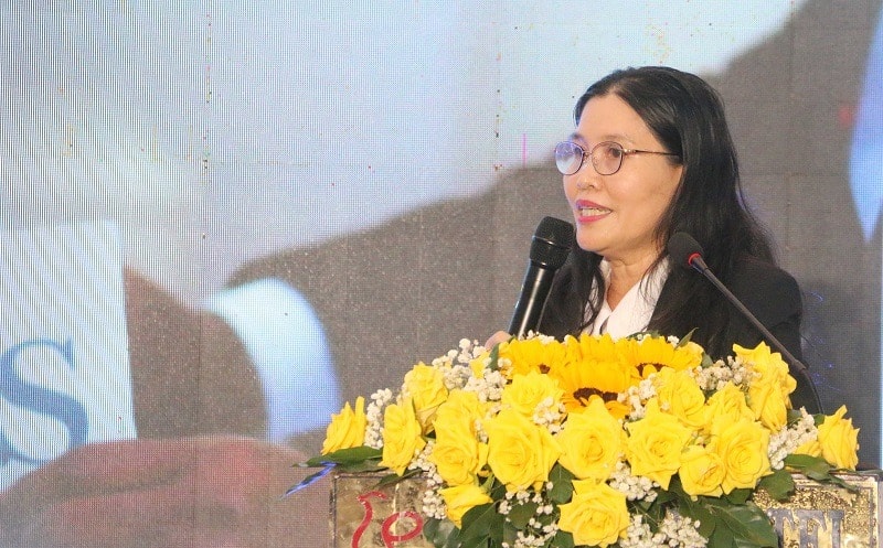 Bà Tạ Bích Phượng - Chủ tịch Hội Doanh nhân trẻ tỉnh Sóc Trăng phát biểu tham luận