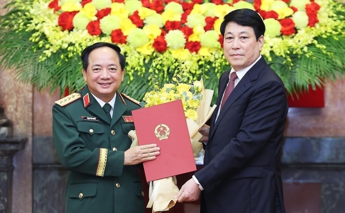 Chủ tịch nước Lương Cường trao quyết định thăng quân hàm từ thượng tướng lên đại tướng cho Chủ nhiệm Tổng cục Chính trị Quân đội nhân dân Việt Nam Trịnh Văn Quyết, sáng 14/7. Ảnh: TTXVN