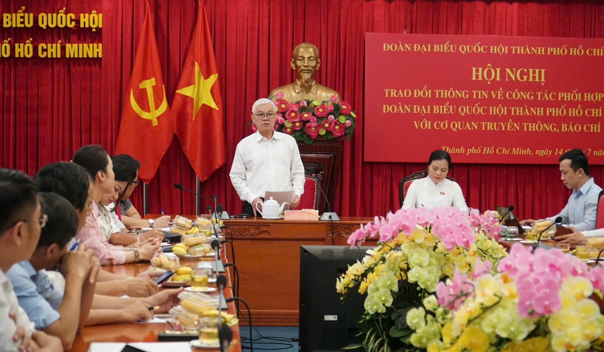 Đoàn đại biểu Quốc hội TP.HCM chia ra 15 nhóm đi tiếp xúc cử tri tại 80 điểm - Ảnh 1.