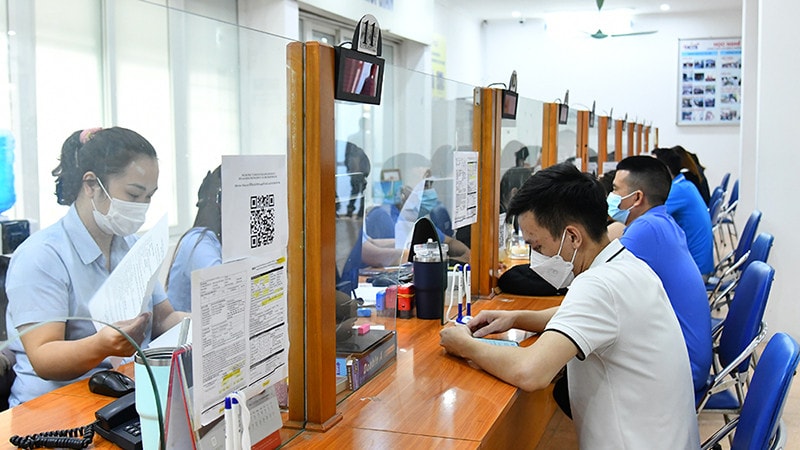 Đề xuất gói hỗ trợ người lao động từ Quỹ Bảo hiểm thất nghiệp | Báo Nhân Dân điện tử