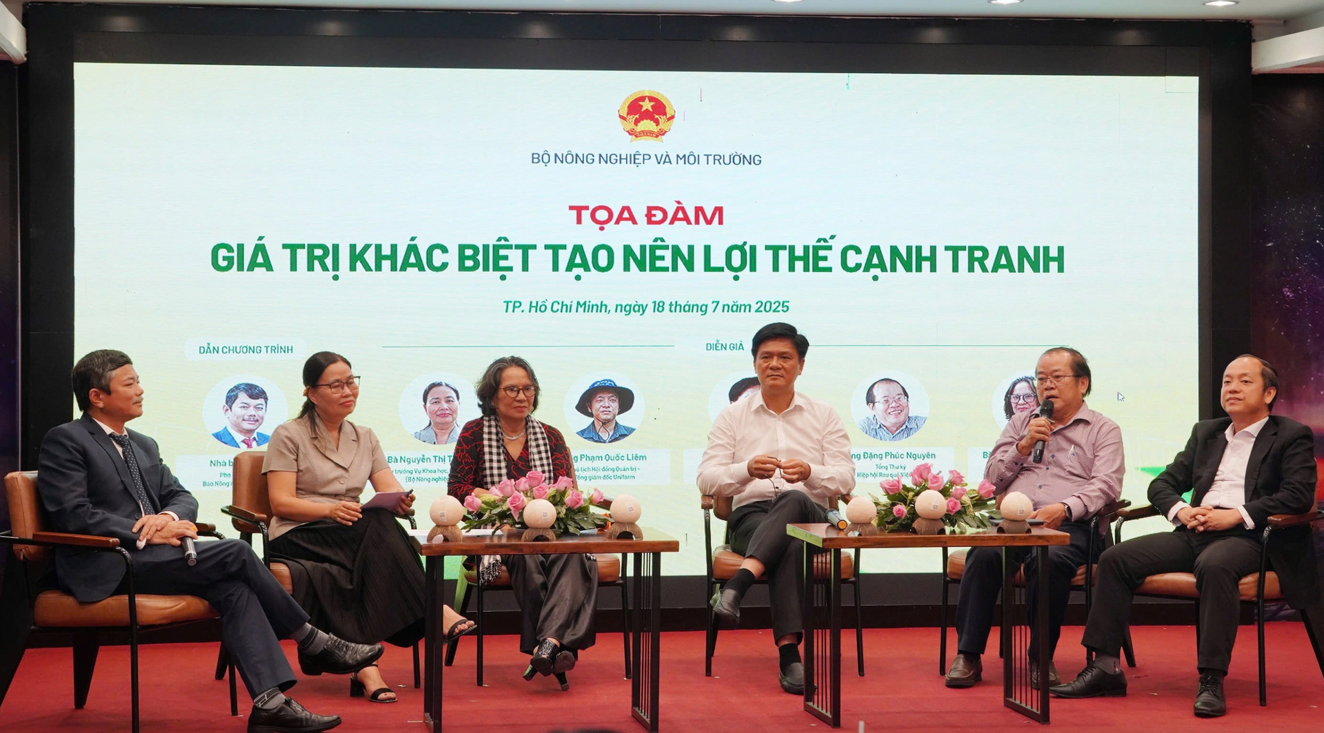 Các diễn giả chia sẻ tại diễn đàn sáng 18/7