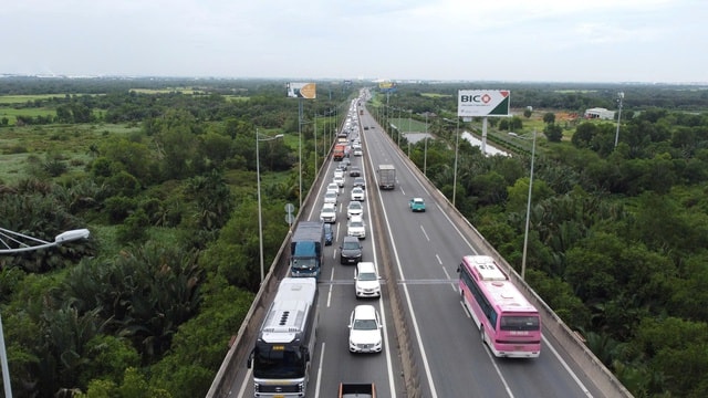 Ùn ứ trên cao tốc TP.HCM - Long Thành - Dầu Giây do sửa cầu Long Thành- Ảnh 1.