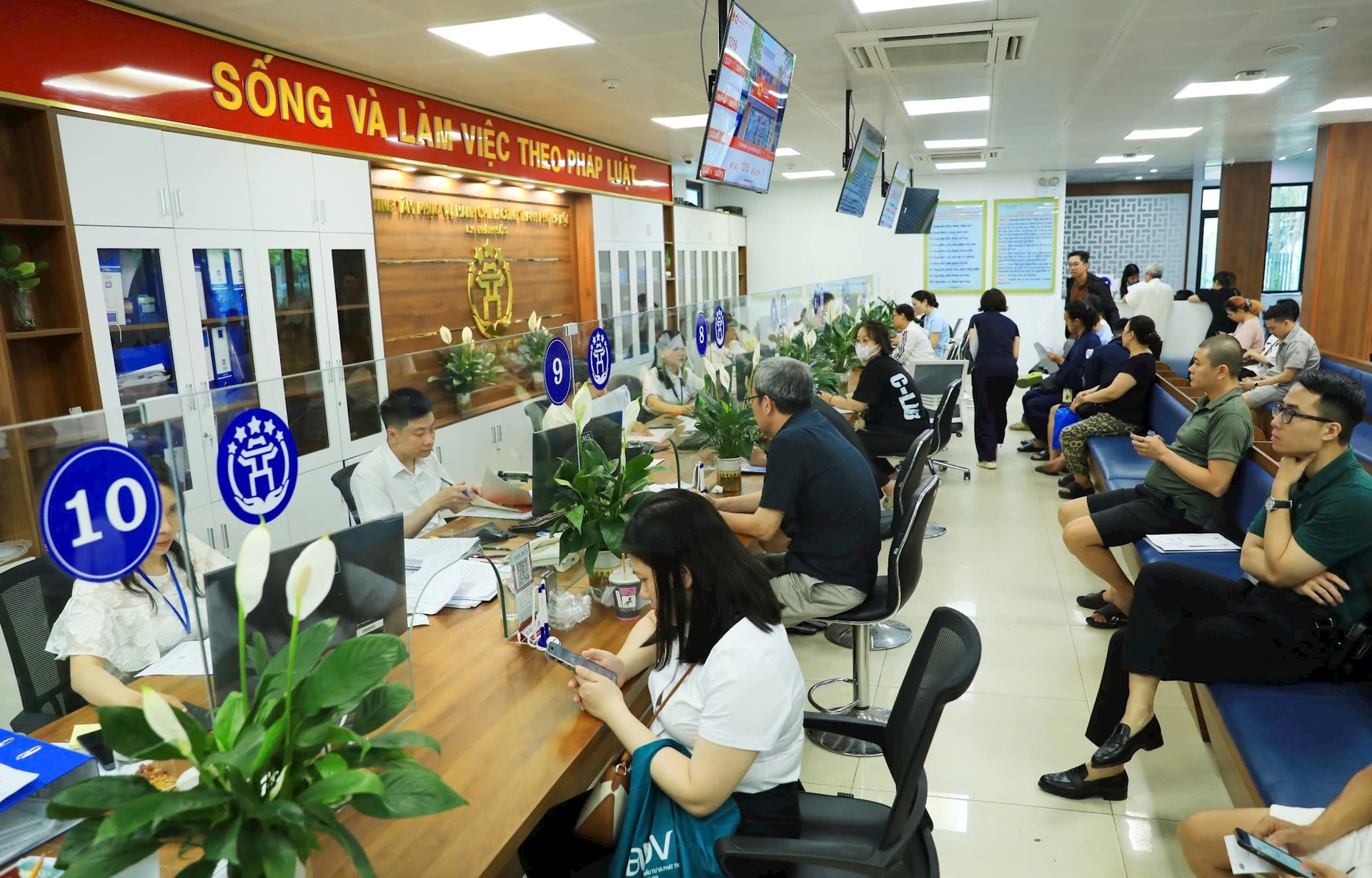 Hà Nội đổi mới giải quyết thủ tục hành chính để vận hành chính quyền địa phương hai cấp