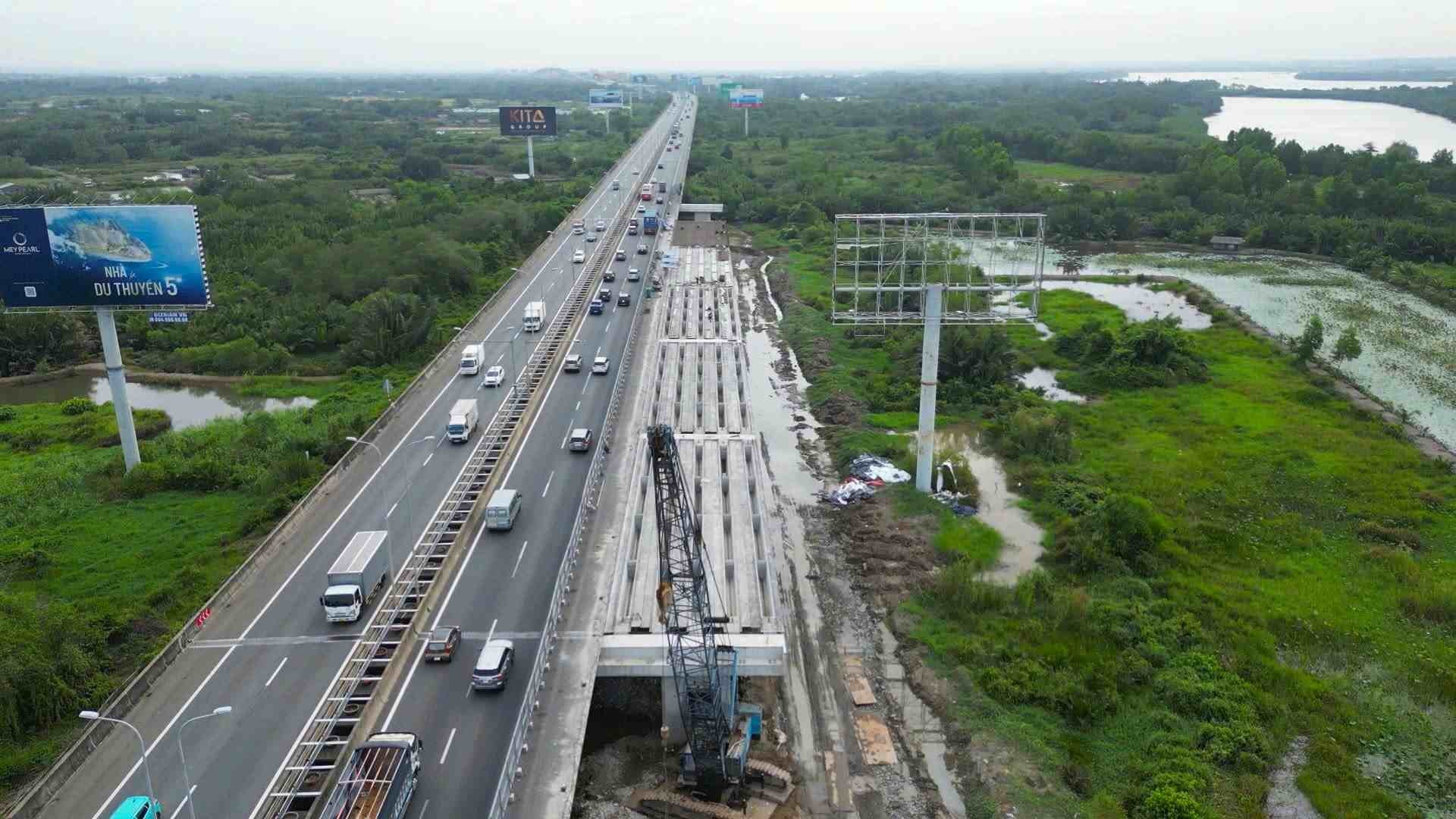 Sắp hoàn thành cầu 1.600 tỉ đồng nối TPHCM và Đồng Nai