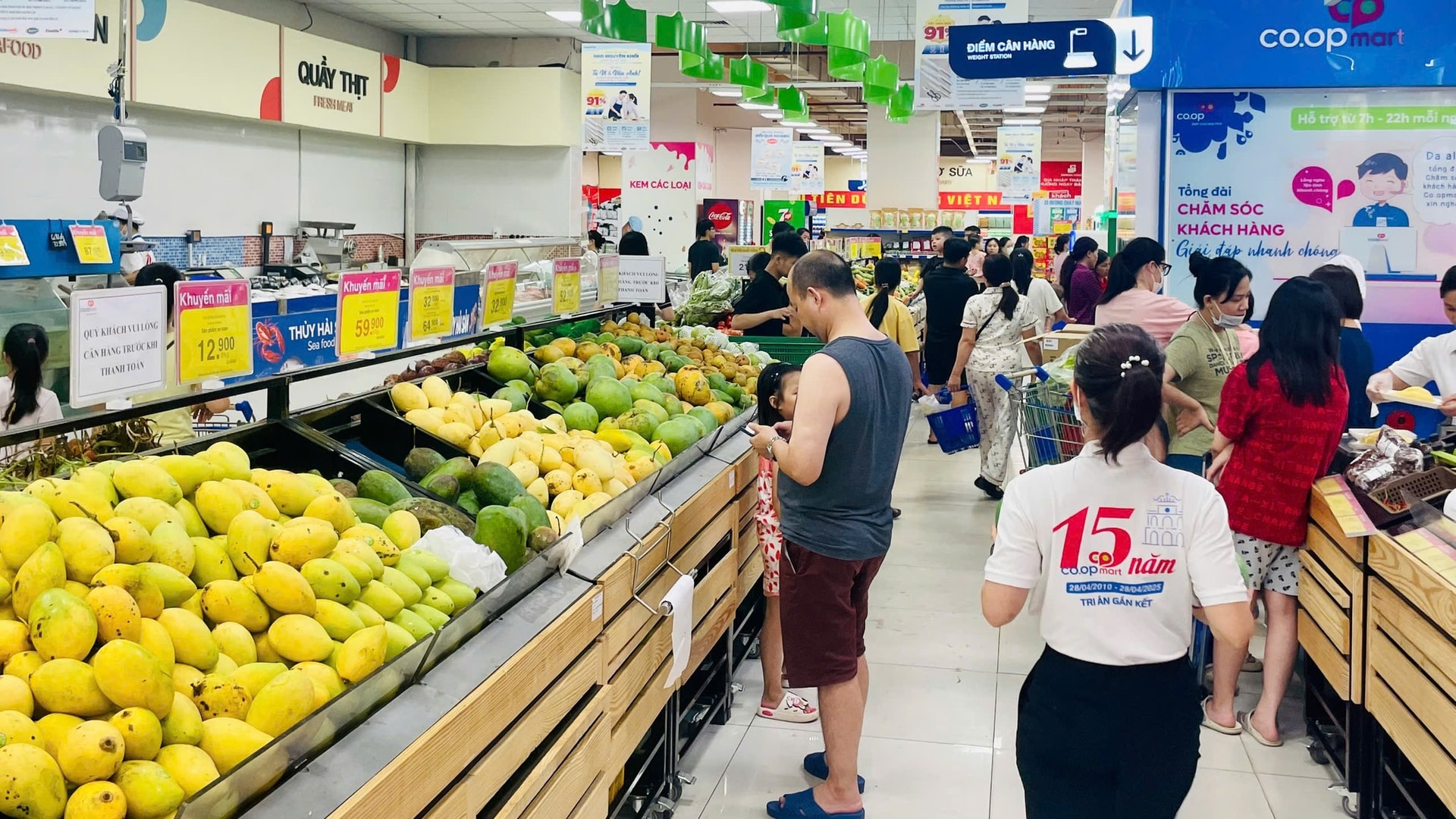 Co.opmart điều phối phục vụ khách hàng trực tiếp tại siêu thị và mua hàng trực tuyến