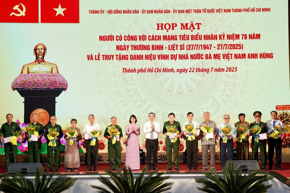 Lãnh đạo TPHCM trao các phần quà tri ân đến anh hùng liệt sĩ, người có công tiêu biểu, thương binh và gia đình chính sách