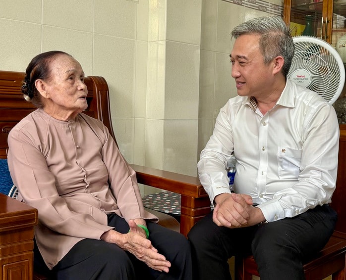 Phó Bí thư Thành ủy TP HCM Đặng Minh Thông thăm các gia đình chính sách tiêu biểu - Ảnh 2.