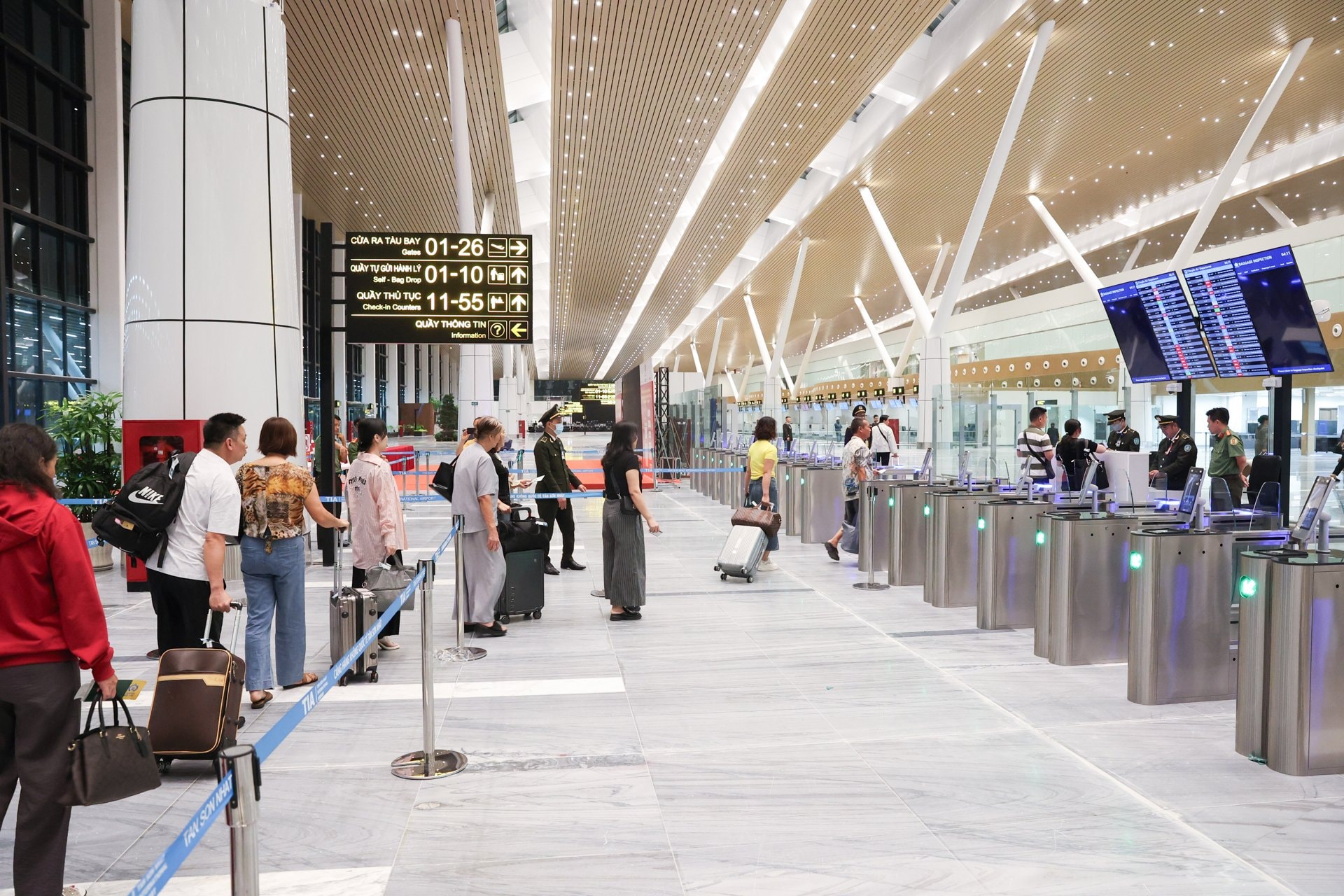 Nhà ga T3 sân bay Tân Sơn Nhất ứng dụng công nghệ làm thủ tục hàng không hiện đại