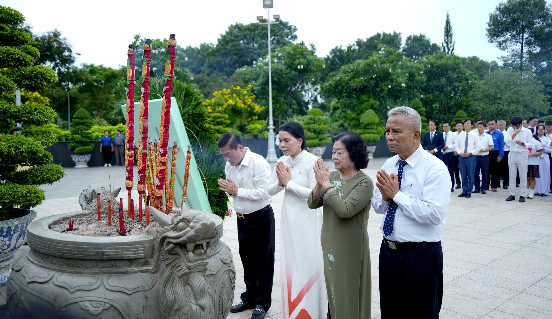 Nguyên Phó chủ tịch nước Trương Mỹ Hoa (thứ 2, bên phải); bà Kim Oanh, Chủ tịch Hội đồng quản trị Tập đoàn Kim Oanh (thứ 2, bên trái) dâng hương tại nghĩa trang liệt sĩ